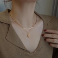 Collana a doppio strato in maglia serpente dorata con pendente di perla irregolare su modella - Set di Due / Oro