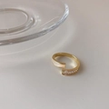 Anillo abierto dorado con nácar blanco rectangular y circonitas cuadradas pavé - Anillo de Circona y Concha Dorada (J2588)