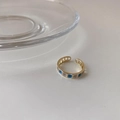Anillo abierto dorado con incrustación rectangular azul y blanca, estilo retro - Anillo Rectangular Azul y Blanco Dorado (J2590)