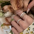Anillo elegante de cerámica blanca y oro con doble cadena y detalle de circón de corazón - JZ6228 Anillo de Corazón de Cerámica Blanca