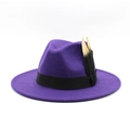 Chapeau fedora en laine violet foncé avec ruban noir et détail de plume dorée - M (56-58cm) / Violet