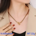 Collana a serpente dorata in acciaio inossidabile con chiusura a cuore indossata da modella - Stile A Oro Catena a Serpente Cuore Chiusura (KN234623-Z)