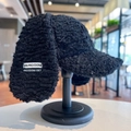 Dettaglio del cappello con paraorecchie in peluche nero e toppa con logo MS:FRCCDOM - M / Nero