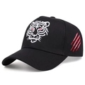Detalle del bordado de cabeza de tigre y garras rojas en gorra de béisbol negra - Ajustable / Negro y Blanco