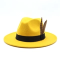 Détail d'un chapeau fedora en laine jaune avec ruban noir et plumes tachetées - M (56-58cm) / Jaune