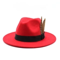 Détail d'un chapeau fedora rouge en laine avec ruban noir et plumes naturelles - M (56-58cm) / Rouge