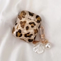 Detalle de funda AirPods con estampado de leopardo, purpurina dorada y dije de perla - AirPods 1/2 / Colgante de Concha