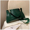 Detalle de bolso bandolera de cuero PU verde oscuro con asa de cadena color crema - Verde
