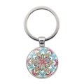 Gedetailleerde macro-opname van een ronde mandala-sleutelhanger met kleurrijk glas-art - Stijl 2 / Zilver