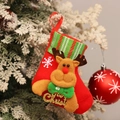 Detalle de calcetín navideño de fieltro rojo con reno de peluche y etiqueta de Merry Christmas - Reno con estampado de letras