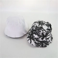 Vue de dessus d'un chapeau bob réversible blanc avec imprimé palmier et bord large en coton - M(56-58cm) / Blanc