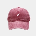 Dettaglio del ricamo aereo bianco su un cappellino da baseball vintage in cotone lavato - Regolabile / Borgogna