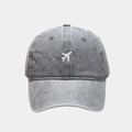 Dettaglio del ricamo bianco a forma di aereo su un berretto da baseball in cotone grigio - Regolabile / Grigio