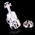 Detalle macro de un broche de violín plateado con cuerdas finas y cierre de mariposa atrás - Violín Plateado