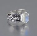 Gros plan sur bague en pierre de lune avec sculpture d'ange vintage sur anneau argenté - US 5 / Pierre de lune ange-AJZ2320XS