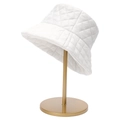 Detalle del sombrero de pescador acolchado blanco con patrón de rombos en soporte - Blanco