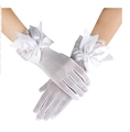 Detalle de guantes de novia de encaje blanco con un lazo de satén y delicado diseño de malla - Blanco