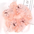 Nahaufnahme des rosa Netz-Haargummis mit detaillierten 3D-Schmetterlingsverzierungen - Orange