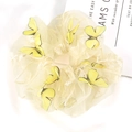 Elegante elastico per capelli in rete gialla con farfalle 3D decorative su fondo pulito - Beige