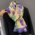 Écharpe florale en coton et lin avec motifs violets et jaunes sur une veste en tweed - Violet