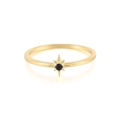 Macro d'une bague dorée avec pierre noire sertie dans un design d'étoile polaire - US 7 / Style Pierre Noire Octagramme