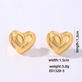 Detailansicht der goldenen Herzohrstecker mit Maßen von 1,3 cm Höhe und 1,5 cm Breite - Herz