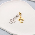 Dettaglio di ciondoli a croce in acciaio inossidabile argento e oro con moschettoni - Stile Croce 1 / Oro