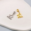 Primer plano de colgantes de corazón plateado y dorado con texto I Love Mom y mosquetón - Estilo de Letra I MOM (A Style) / Dorado