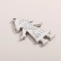 Primer plano detallado de un colgante de niña de acero inoxidable para joyería DIY - Color Acero (KLJ2414-Z)