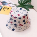 Kinderen vissershoed in gebroken wit met rode en blauwe sterren en een houten knoopje - S / Pentagram (Beige)
