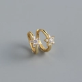 Makroaufnahme von S925 Gold-Ohrringen mit funkelnden Zirkonia-Steinen in Sternform - 925er Silber / Gold