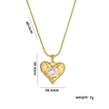 Goldene Herzanhänger-Halskette mit Zirkonia-Mikropavé und Maßangaben auf Weiß - Gold