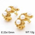 Pendientes vintage dorados en forma de C plisada con tres perlas blancas 23x13mm - Estilo Arrugado con Incrustaciones de Tres Perlas (KE112264-MZOZ)