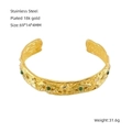 Detalle del brazalete de acero inoxidable chapado en oro 18K con malaquita y zircon - Cuff Bracelet / Mal de Ojo Dorado
