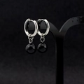 Macro-opname van zilveren roestvrijstalen oorringen met glanzende zwarte bolhangers - Gepierceerde oorring / 10MM Parel Paar / Zilver/Zwart