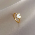 Vista macro de anillo corazón dorado con nácar blanco y delicado borde de cuentas - US 8 / Oro Blanco (H413)