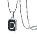 Dettaglio del pendente ottagonale argento con inserto nero e lettera D bianca sulla catena - Lettera D
