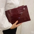 Elegante borsa a bustina da donna bordeaux con goffratura coccodrillo e finitura lucida - Borgogna