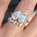 Goldener Ring mit Tropfen- und Smaragdschliff und Pavé-Besatz an der Hand des Models - US 6 / Gold