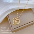 Nahaufnahme der goldenen Doppelherz-Kette mit Zirkonia auf einer Schmuckschachtel - Goldener Doppelherz-Anhänger (C114)
