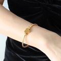 Verstellbares goldenes Armband mit gedrehtem Draht und poliertem Herzanhänger für Damen - Armband + Ring Set / Gold