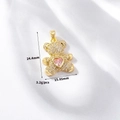 Vue détaillée du pendentif ours plaqué or 14k avec zircons et pierre de cœur rose - Ours Doré avec Cœur Rose (H-11985)