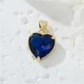 Macro de colgante de corazón en oro de 14K con circón azul oscuro sobre piedra blanca - Azul oscuro