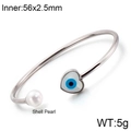 Silberner Armreif mit Perle und herzförmigem Evil-Eye-Anhänger aus robustem Titanstahl - Herz Stil (KB122992-K) / Stahlfarbe