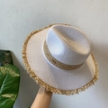 Britischer Vintage Panama Strohhut in Weiß mit hellbraunem Fransenrand für Sommerurlaube - M (56-58cm) / Weiß