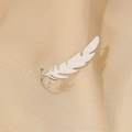 Ear cuff a piuma d'argento minimalista con trama dettagliata e finitura lucida - Stile Piuma Argento (3925)