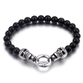 Pulsera punk de cuentas con calaveras negras brillantes y detalles de metal plateado - Pulsera de Cuentas de Calavera