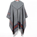 Rückansicht eines grauen gestreiften Strickponchos mit Kapuze und Fransensaum - Grau