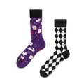 Kreative Mid-Tube-Socken mit lila Magie-Motiven und schwarz-weißem Rautenmuster im Set - Magisches Rautenmuster