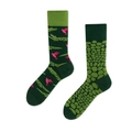 Details von grünen Baumwollsocken mit versetzten Krokodil- und Vogelmustern - Roter Vogel Krokodil